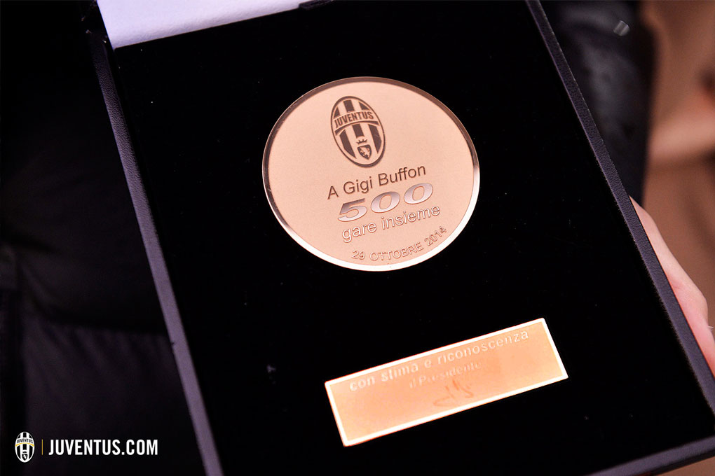 Il presidente Agnelli premia Buffon